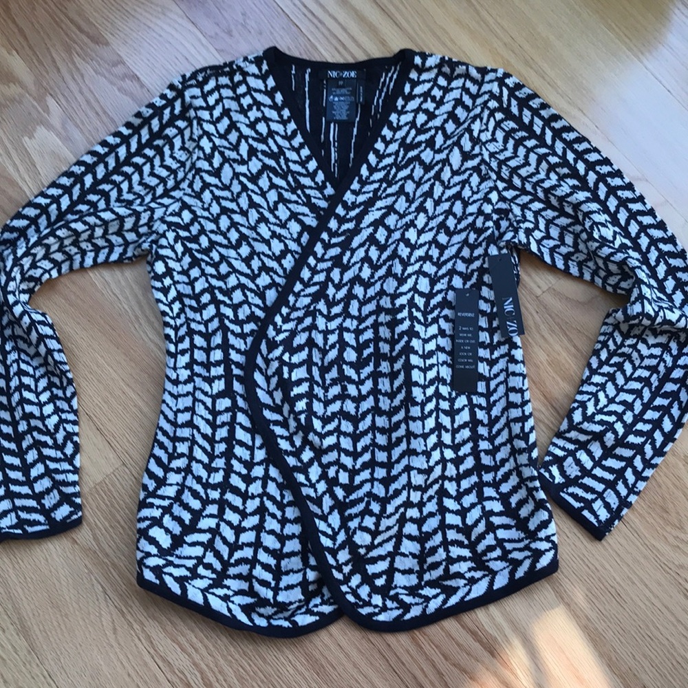 🍾HP🍾. NWT. Reversible sweater top.